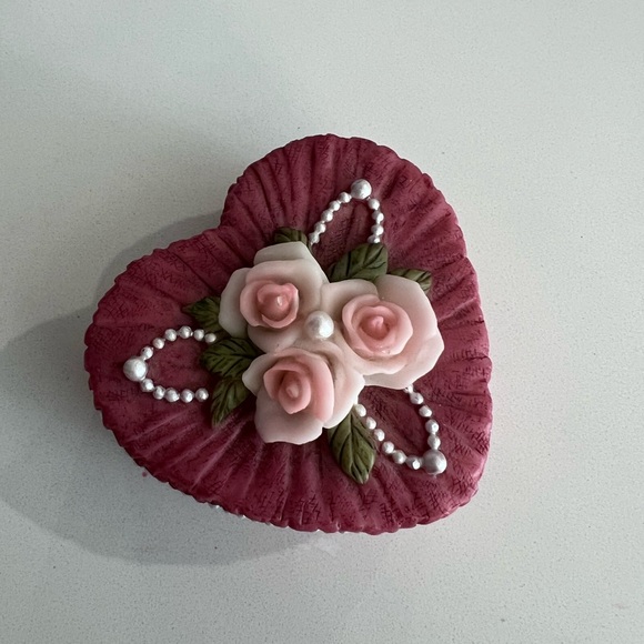 Vintage Dezine Heart Shaped Victorian Pink Shade Trinket Box Roses Made in 1993 - Picture 4 of 8